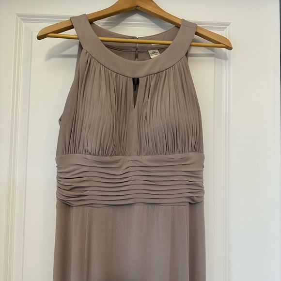 SANGRIA Gown Elegant Pleated Flowing S/L Built-in Bra Soft Taupe Sz 14 - Picture 3 of 14